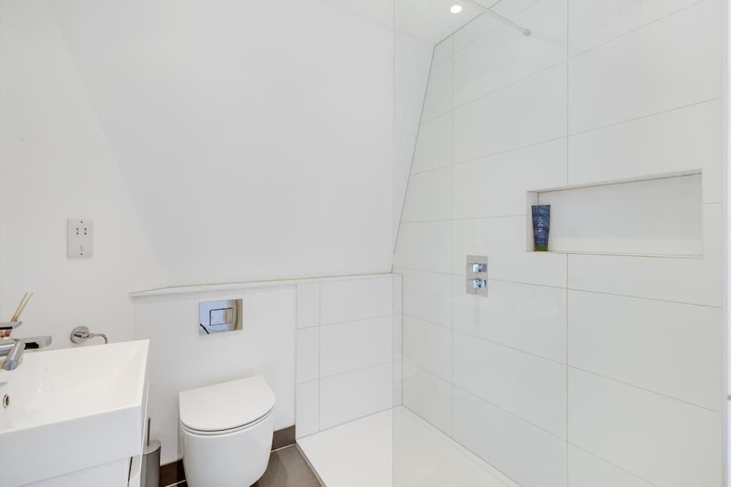 Modern 1 Bedroom Flat In Battersea Лондон Екстериор снимка
