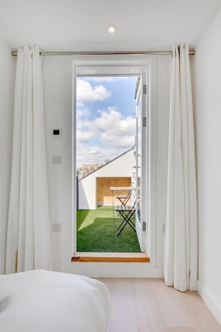 Modern 1 Bedroom Flat In Battersea Лондон Екстериор снимка