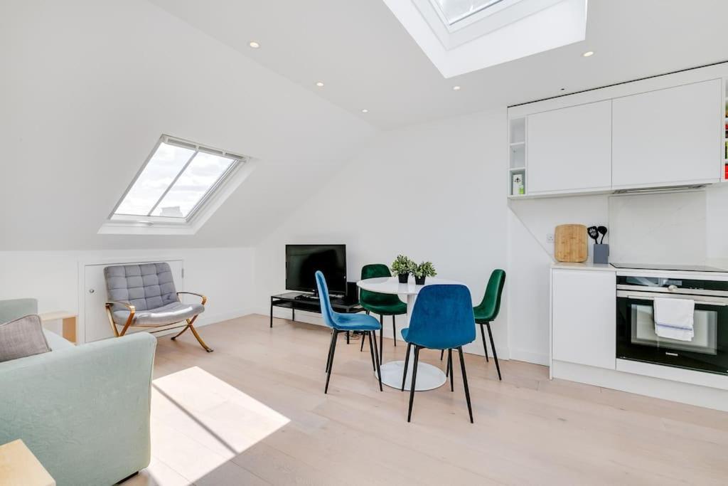 Modern 1 Bedroom Flat In Battersea Лондон Екстериор снимка