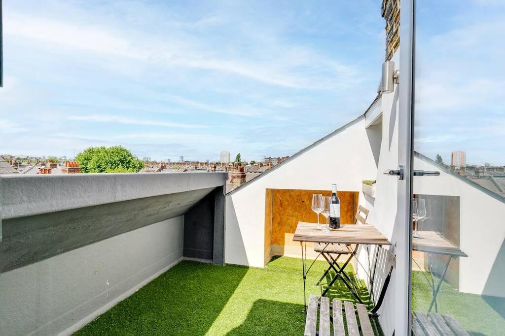 Modern 1 Bedroom Flat In Battersea Лондон Екстериор снимка